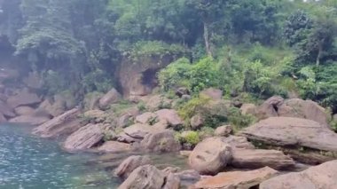 Doğal şelale sabah dağlardan düşüyor.