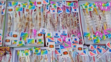 Raksha Bandhan vesilesiyle mağazada satılan pamuk bileklik rakhis.