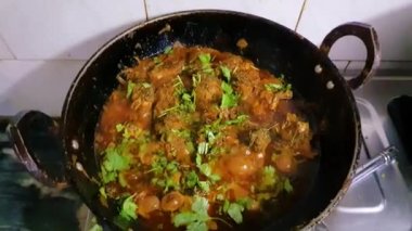 Köy 'de farklı açılardan körili tavuk pişirildi.