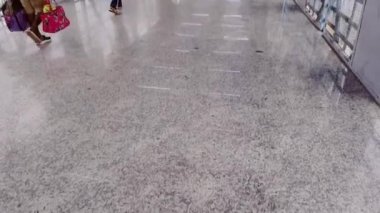 Tren istasyonunda gündüz vakti yaya köprüsünde yürüyen insanlar Mar 02 2023 'teki Patna İstasyonu bihar Hindistan' da çekiliyor..