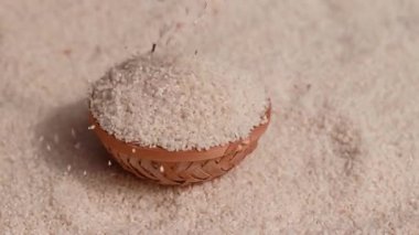 pirinç ve bambu kasesi, gündüz üst açıdan.