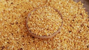 Güvercin bezelyesini bambu kasesine gündüz üst açıdan ayırdım.