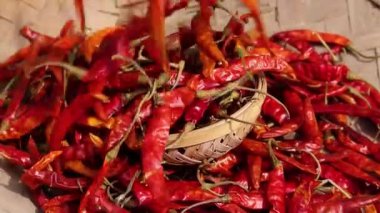 Kırmızı biber. Gün içinde düz açılı bir sürü kırmızı biber.