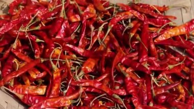 Kırmızı biber. Gün içinde düz açılı bir sürü kırmızı biber.