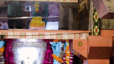 Hindu tanrı ganesha idolü çiçeklere tapıyor düz açılı video Ganesh tapınağı Ranada jodhpur rajasthan Hindistan 'da çekiliyor..