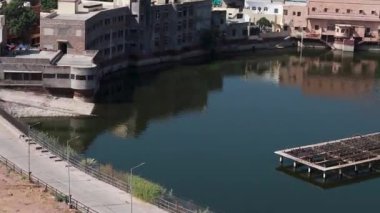 Şehrin ortasındaki kutsal gölet.