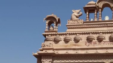 Ranada Jodhpur Rajasthan Hindistan 'da 14 Kasım 2022' de çekilen düz açılı videodan aydınlık gökyüzüne sahip sanatsal tapınak kapısı..