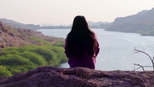 Изолированная Молодая Девушка Вершине Горы Видом Озеро Обратный Снимок Плоского — стоковое видео
