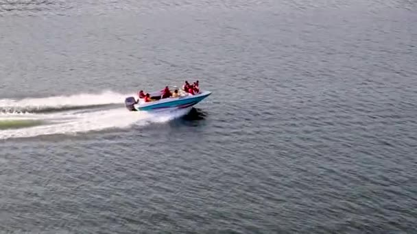 Speedboat Τρέχει Γρήγορα Στη Λίμνη Την Ημέρα Από Την Κορυφή — Αρχείο Βίντεο