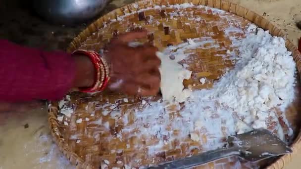 異なる角度から木の板で伝統的な方法で作る米の床のパン — ストック動画