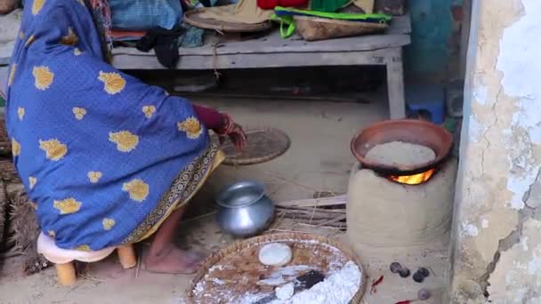 Ženy Vyrábějící Rýžový Chléb Tradičních Půdních Nádobách Při Požáru Dřeva — Stock video