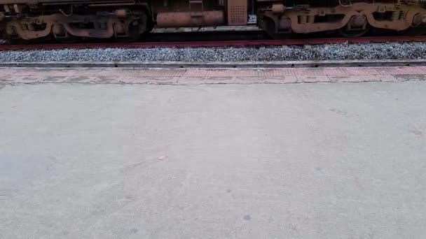 Motor Tren Ferrocarril Indio Estacionado Las Vías Del Día Desde — Vídeos de Stock