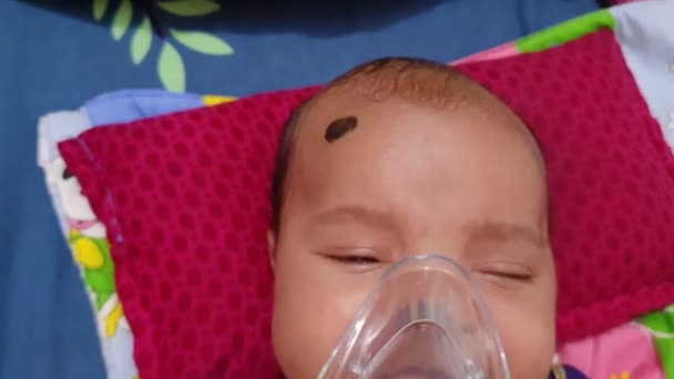 Bayi Menghirup Nebulizer Untuk Obat Terhapus Yang Dihirup — Stok Video