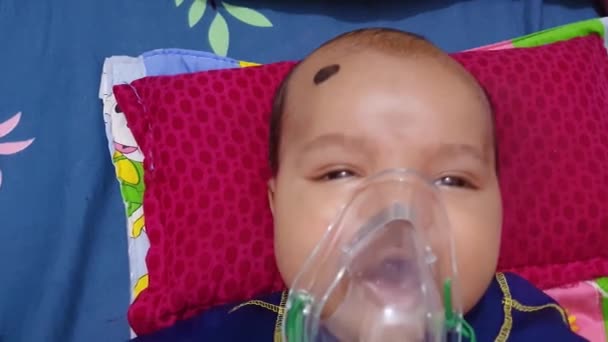 Ezolize Edilmiş Solunan Ilaçlar Için Nebulizör Solumuş Bebek — Stok video