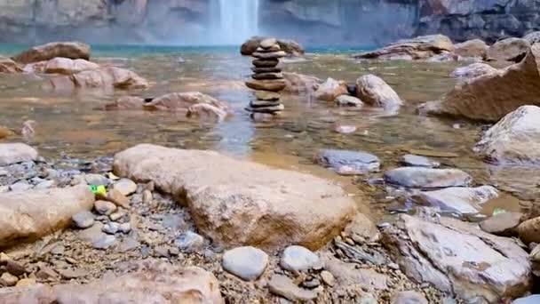 山から落ちる天然の滝と石の山 — ストック動画