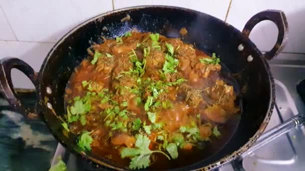 Pollo Curry Cocinado Recipientes Rústicos Aldea Desde Diferentes Ángulos — Vídeos de Stock