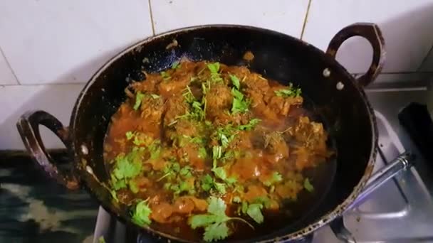 Pollo Curry Cocinado Recipientes Rústicos Aldea Desde Diferentes Ángulos — Vídeo de stock