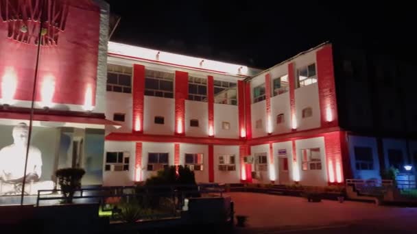 夜間ビデオの平らな角度から白い仏像と軍病院の建物は2023年3月2日デリーカントインドで撮影されています — ストック動画