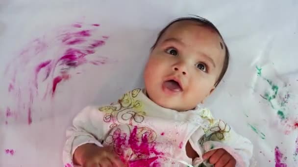Bébé Payer Holi Dans Robe Traditionnelle Avec Des Couleurs Angle — Video