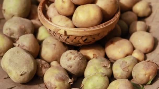白天黑夜 竹碗里的新鲜土豆 — 图库视频影像