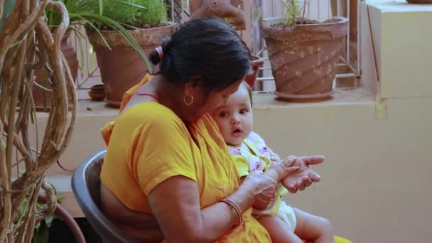 Büyükannem Gündüz Bebek Torunumla Oynuyor — Stok video