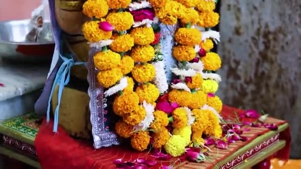 Dios Hindú Ganesha Ídolo Adorado Con Flores Disparado Desde Ángulo — Vídeo de stock