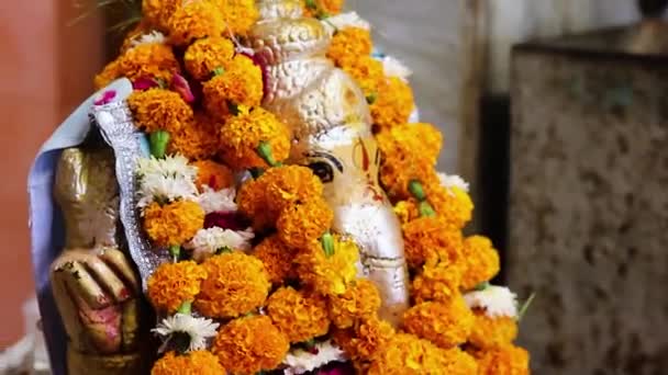 Dios Hindú Ganesha Ídolo Adorado Con Flores Disparado Desde Ángulo — Vídeo de stock