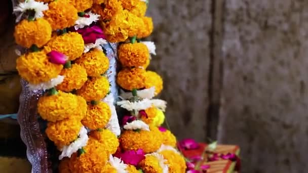 Hindu Gott Ganesha Idol Verehrt Mit Blumen Erschossen Aus Flachem — Stockvideo