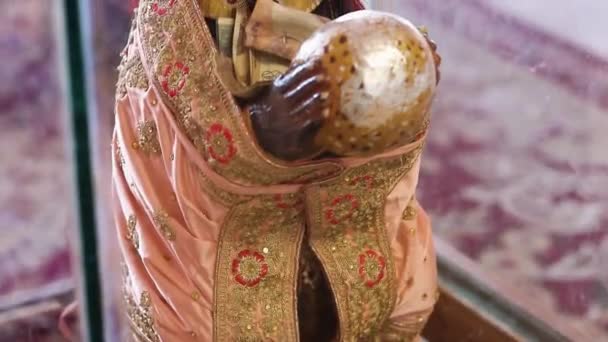 Индуистский Бог Ganesha Ездить Крыса Поклоняются Цветами Выстрел Плоского Угла — стоковое видео