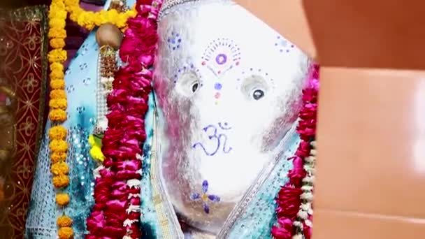 インドのガネーシュ寺院ラタナダ ジョードプル ラジャスタンでフラットアングルビデオから撮影された花で崇拝されたヒンドゥ神ガネーシャの偶像 — ストック動画