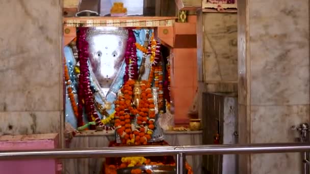 Hindu Gott Ganesha Idol Verehrt Mit Blumen Erschossen Aus Flachem — Stockvideo