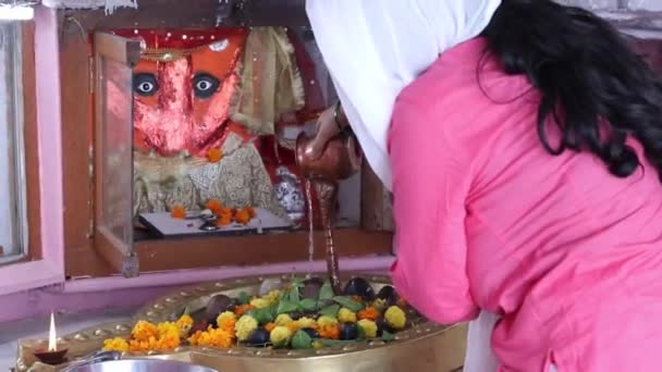 Devotee Neugierig Auf Lord Shiva Tempel Aus Flachem Winkel — Stockvideo