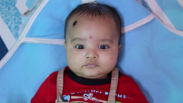 Erkek Bebek Sevimli Bir Yüz Ifadesi Takınıyor Mavi Arka Planı — Stok video