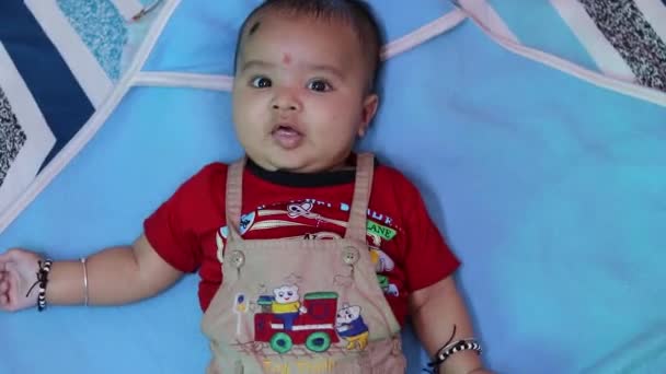 Erkek Bebek Sevimli Bir Yüz Ifadesi Takınıyor Mavi Arka Planı — Stok video