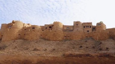 Antik miras Jaisalmer Kalesi Sabah parlak gökyüzü ile vintage manzara