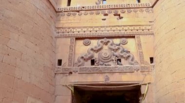 25 Ocak 2023 tarihinde Jaisalmer Kalesi Rajasthan Hindistan 'da, düz açılı parlak gökyüzü ile klasik kale giriş kapısı çekilmiştir..