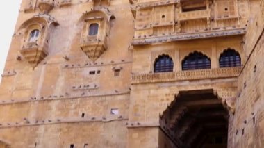 Antik miras Jaisalmer Kalesi Sabah parlak gökyüzü ile vintage manzara