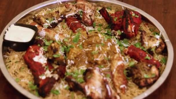 Ayam Tandoori Dan Kebab Disajikan Dalam Piring Baja Malam Hari — Stok Video
