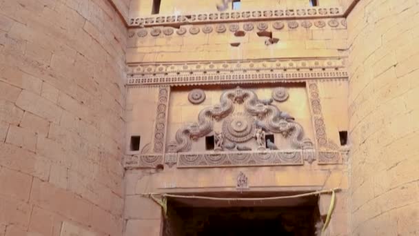 Vintage Patrimonio Fortaleza Puerta Entrada Con Cielo Brillante Desde Ángulo — Vídeo de stock