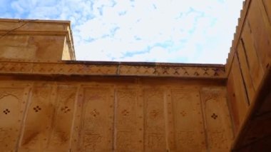 Antik miras Jaisalmer Kalesi Sabah parlak gökyüzü ile vintage manzara