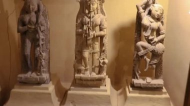Farklı açılardan Hindu tanrısının klasik putları.