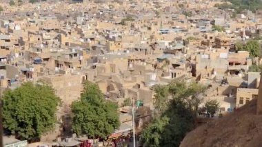 Çöl şehri mimari manzarası, parlak mavi gökyüzü kaleden düz açıya gündüz.