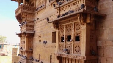 Antik miras Jaisalmer Kalesi Sabah parlak gökyüzü ile vintage manzara