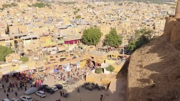 Cidade Deserto Vista Arquitetônica Com Céu Azul Brilhante Partir Forte — Vídeo de Stock