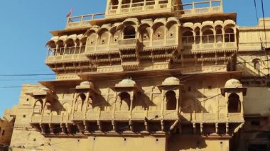 Miras Jaisalmer Kalesi Vintage mimarisi. Parlak mavi gökyüzü, gündüz farklı açılardan.