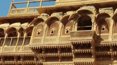 Miras Jaisalmer Kalesi Vintage mimarisi. Parlak mavi gökyüzü, gündüz farklı açılardan.