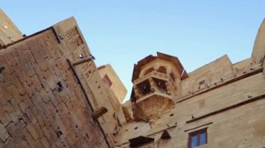 Antik miras Jaisalmer Kalesi Sabah parlak gökyüzü ile vintage manzara