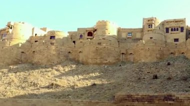 Jaisalmer Kalesi, Jaisalmer Kalesi, 25 Ocak 2023 'te Jaisalmer Kalesi Rajasthan Hindistan' da, parlak gökyüzü ile çekilir..