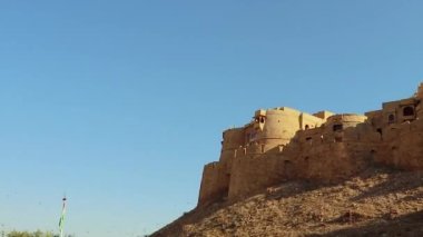 Jaisalmer Kalesi, Jaisalmer Kalesi, 25 Ocak 2023 'te Jaisalmer Kalesi Rajasthan Hindistan' da, parlak gökyüzü ile çekilir..