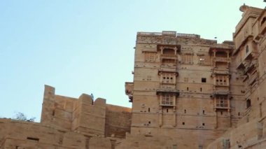 Jaisalmer Kalesi, Jaisalmer Kalesi, 25 Ocak 2023 'te Jaisalmer Kalesi Rajasthan Hindistan' da, parlak gökyüzü ile çekilir..